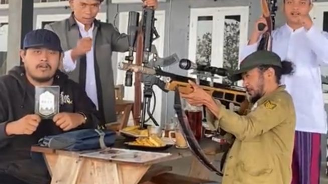 Viral Video Sekum MUI Sukabumi Ujang Hamdun Bawa Senjata dan Ancam Bunuh Non Muslim Tuai Kecaman Warganet