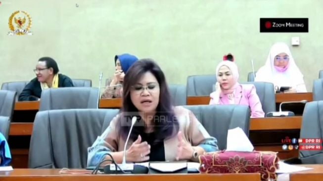 Anggota DPR Ngotot Tak Mau Import karena Penumpang Kereta Api hanya Chaos saat Lebaran dan Tahun Baru, Warganet Ngamuk