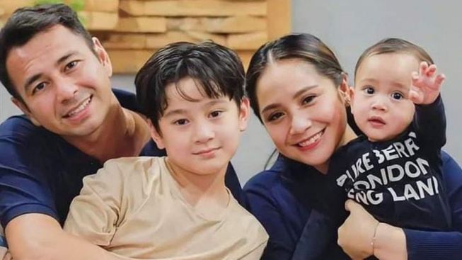 Polosnya Rafathar BikinRaffi Ahmad Panik, Sebut Kemesraan Dengan Nagita Slavina Hanya Keperluan Syuting: Papa Kan Suka Boong