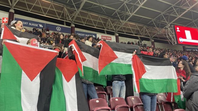 Lebih Elegan! Suporter Swiss Bentangkan Bendera Palestina ketika Lawan Timnas Israel, Warganet: Beda Kualitas SDM!