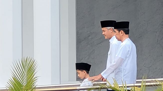 Masih Terlihat Kikuk Usai Kisruh Piala Dunia U-20! Momen Ganjar Pranowo Temani Presiden Jokowi di Solo Disorot Media