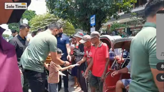 Momen Presiden Jokowi Ajarkan Jan Ethes Blusukan hingga Bagikan THR kepada Tukang Becak Buat Haru Warga Solo