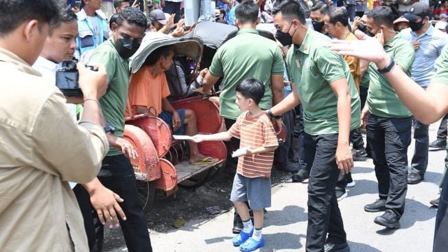 Jan Ethes Bergaya Superhero saat Bagikan THR ke Masyarakat Solo, Buat Presiden Jokowi dan Iriana Tertawa