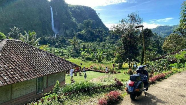 Pasca Viral! Rumah Rp2,5 Miliar Milik Abah Jajang Dipenuhi Warga, Buat Rumputnya Jadi Cokelat karena Diinjak-Injak