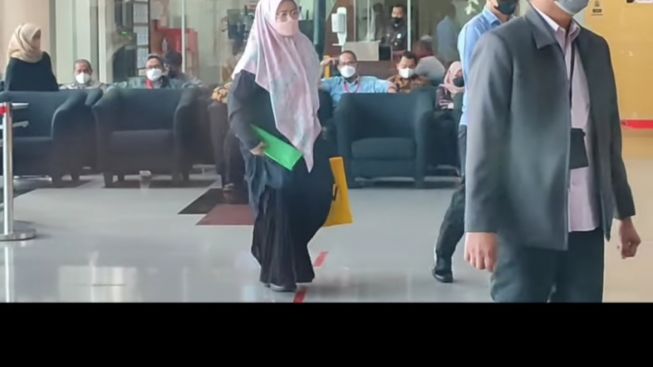 Sekda Riau Diperiksa oleh KPK dalam Dugaan Kasus Korupsi, Pakaian Istri yang Berubah Jadi Syar'i Dapat Cibiran Warganet