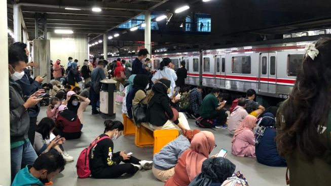 MU Gagal Menang sampai Commuterline Bermasalah Lagi, Warganet Bikin Kata "tolol" Trending Topic di Twitter