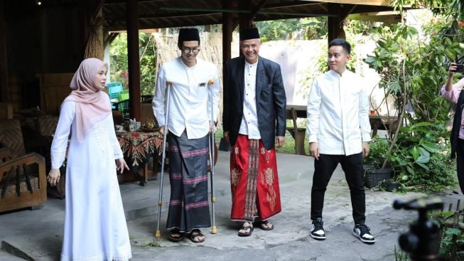 Ganjar Pranowo Habiskan Lebaran Pertama di Solo, Gibran Ledek Putra Gubernur Jateng Habis Ditackle Harry Maguire