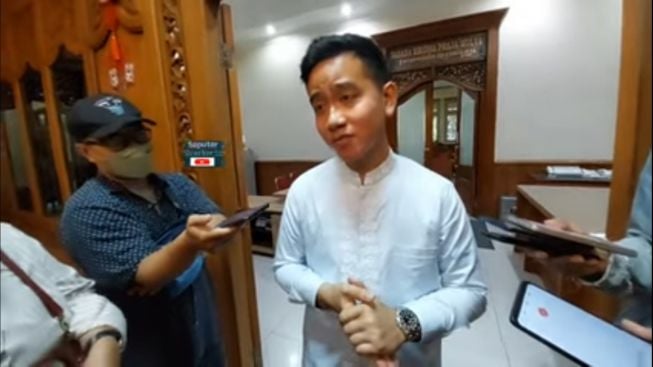 Warganet Bongkar Alasan Gibran Follow Ibas Yudhyono karena Kasihan, Mas Wali Sampai tak Berkutik: Aduh Pak...