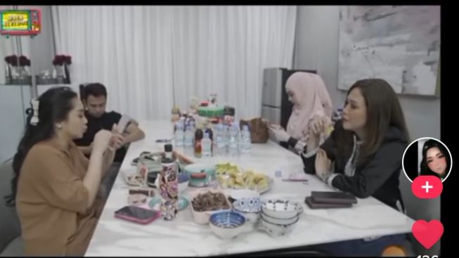 Curi-curi Kesempatan, Celine Evangelista dan Raffi Ahmad Kepergok Berbalas Chat Saat Gigi Sibuk Dandan