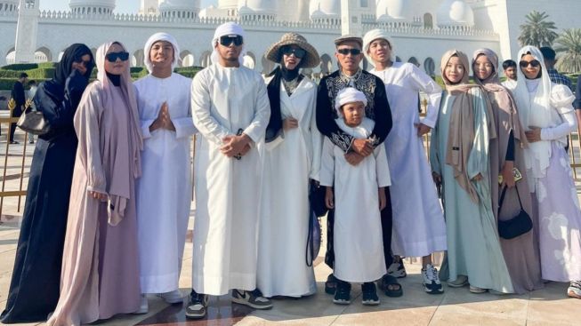 Imam Masjid Nabawi Sindir Gen Halilintar Suka Selfie Saat Beribadah