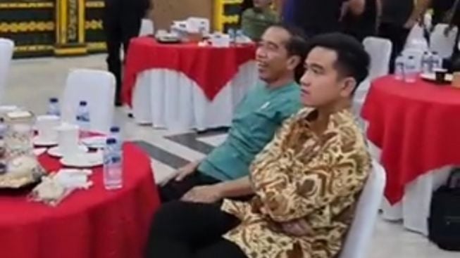 Momen Selebrasi Presiden Jokowi Usai Timnas Indonesia Bantai Thailand, Mode Serius Gibran Rakabuming Jadi Sorotan