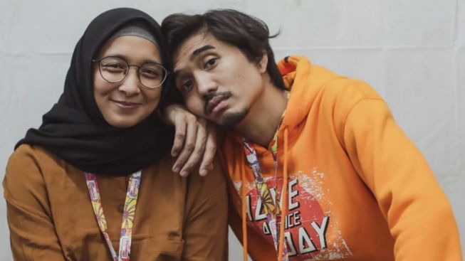 Bikin Haru, Duta Sheila on 7 pernah Bersimpuh di Kaki Sang Istri Karena Alasan Ini