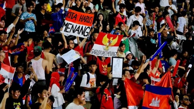 Viral Momen Penduduk Kamboja Jadi Fans Dadakan Pemain Timnas Voli dan Sepak Bola Indonesia, Ramai Penuhi Stadion!