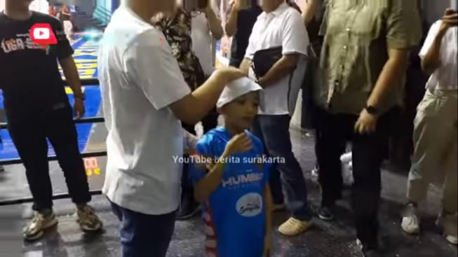 Bawa Handuk Kecil! Momen Gibran Turun dari Tribun Penonton untuk Lap Keringat Jan Ethes Jadi Sorotan