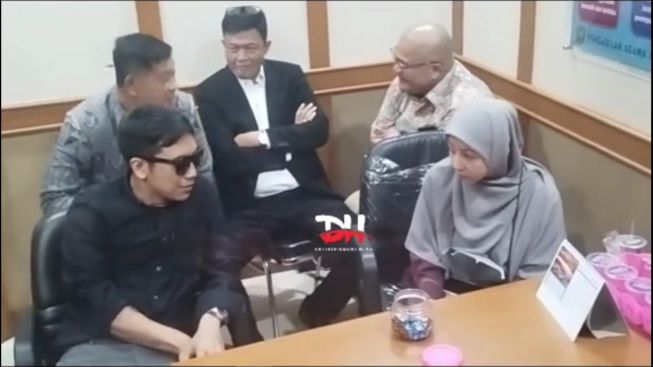 Senyum Desta Berbalas Tatapan Kosong Natasha Rizky dalam Ruang Persidangan, Publik: Matanya Keliatan Sembab