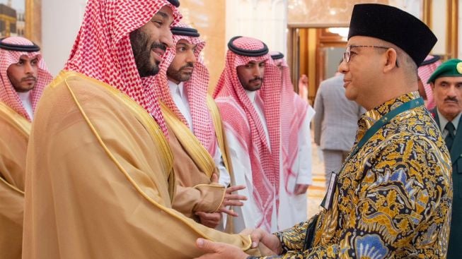 Media Arab Saudi Unggah Foto Anies Baswedan Salaman dengan Pangeran MBS, Warganet Cari Sosok Ganjar