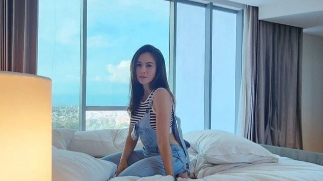 Wulan Guritno Foto di Ranjang Pake Baju Belang, Netizen: Lalu, Service AC Datang...