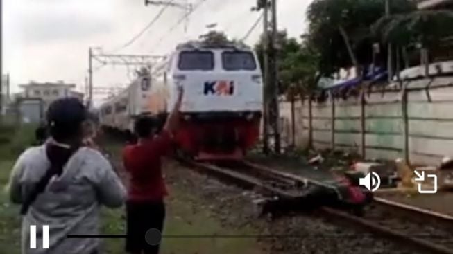 Bikin Shock! Aksi Seorang Pria yang Bunuh Diri di Depan Anak-anak yang Sedang Rekam Jalannya Kereta Api Dikecam: Jadi Trauma...