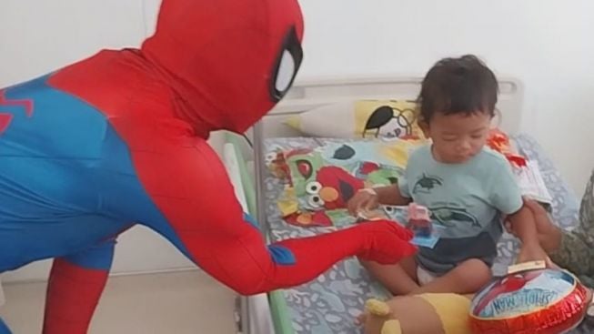 Spiderman Datangi RS GPI Depok, Ada Apa?