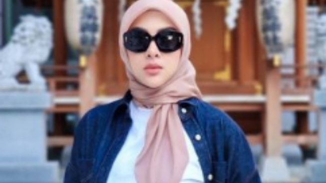 Bukan Aqua, Syahrini Mandi Pakai Air Zam Zam: Ke Kulit Jadi Putih, Ke Muka Enak dan Adem
