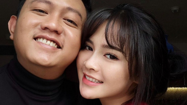 Gaya Irit Denny Caknan yang Jadikan Bella Bonita Layaknya Asisten Buat Warganet Pedih: Bawain HP dan Dompat Gak Ya?