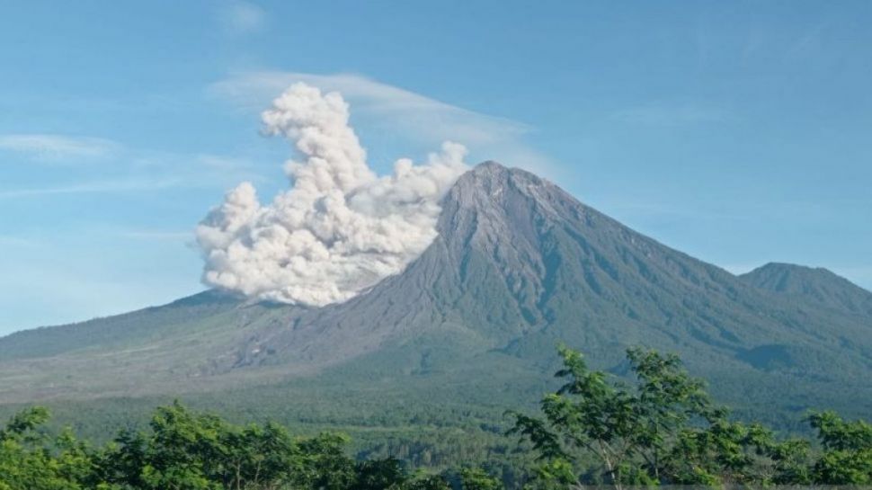 Gunung Semeru Melestus, Keluarkan Awan Panas Guguran Sejauh 7 KM Dan ...