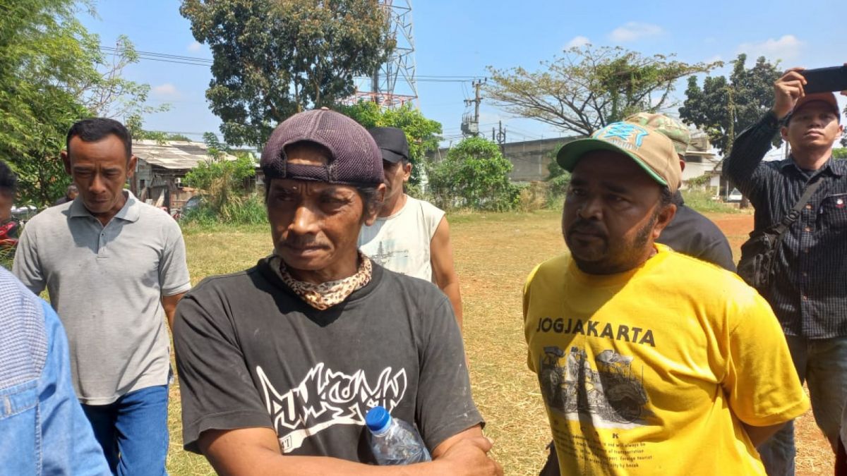 Penimbunan paket bansos Jokowi di Depok. (Suara.com/Arga)