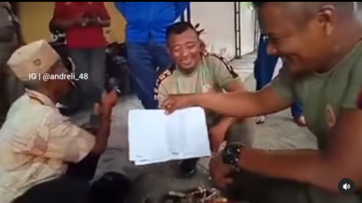 Kakek pengemis yang viral nyawer biduan saat ditangkap Satpol PP.