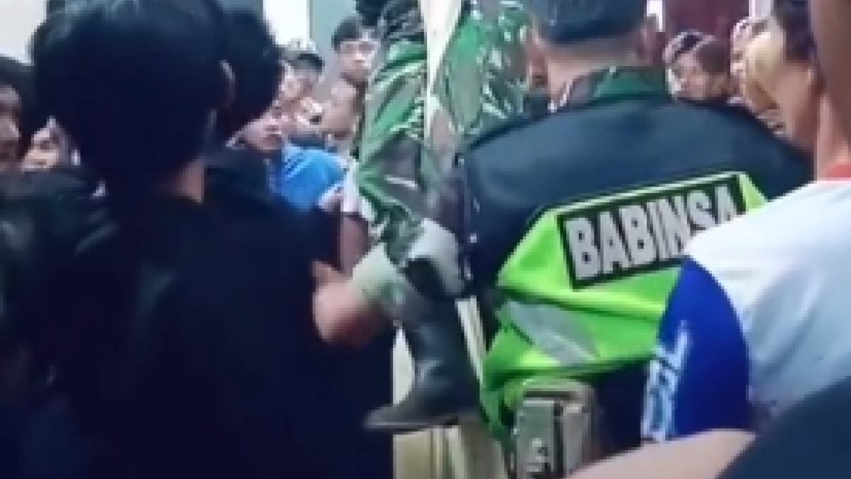 Tentara hinggap di tiang