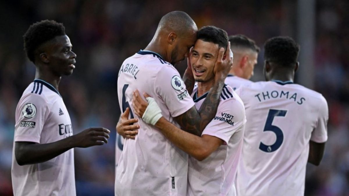 Winger Arsenal, Gabriel Martinelli (ketiga dari kiri) melakukan selebrasi dengan rekan-rekannya usai membobol gawang Crystal Palace dalam laga pekan pembuka Liga Inggris 2022/2023 di Selhurst Park, London, 5 Agustus 2022. JUSTIN TALLIS / AFP.