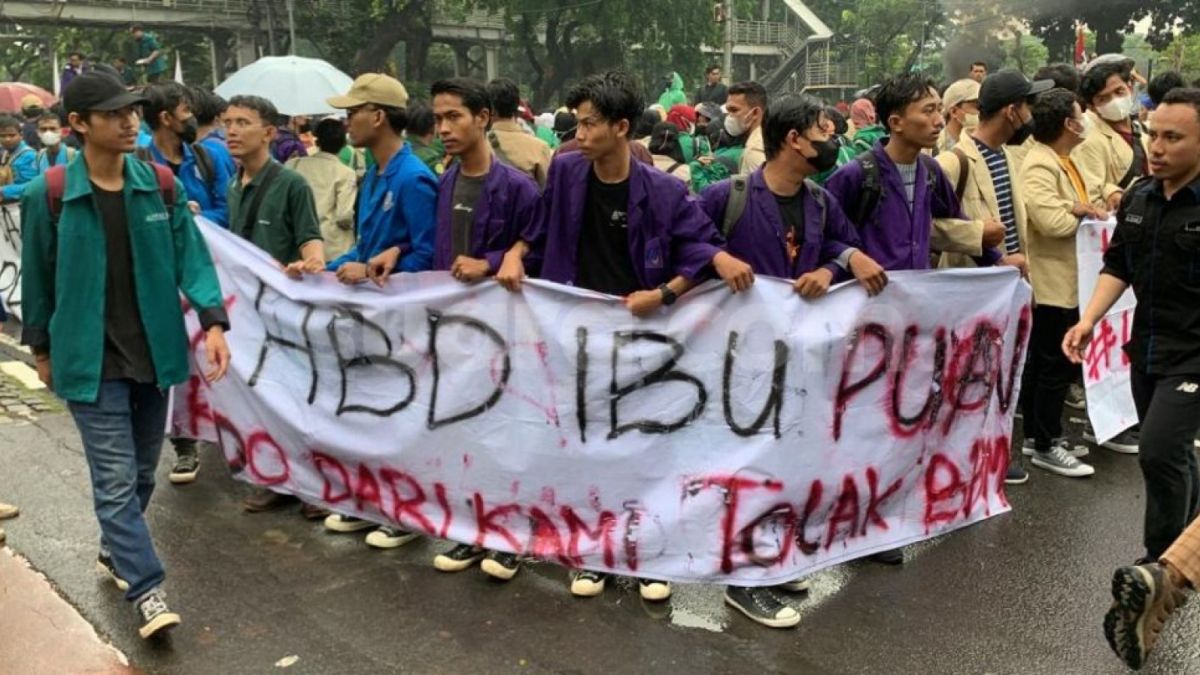 BEM SI yang menggelar aksi penolakan kenaikan harga BBM di sekitar area Patung Kuda Arjuna, Jakarta Pusat, memberi kado 'manis' untuk Ketua DPR RI Puan Maharani. (Suara.com/Rakha)