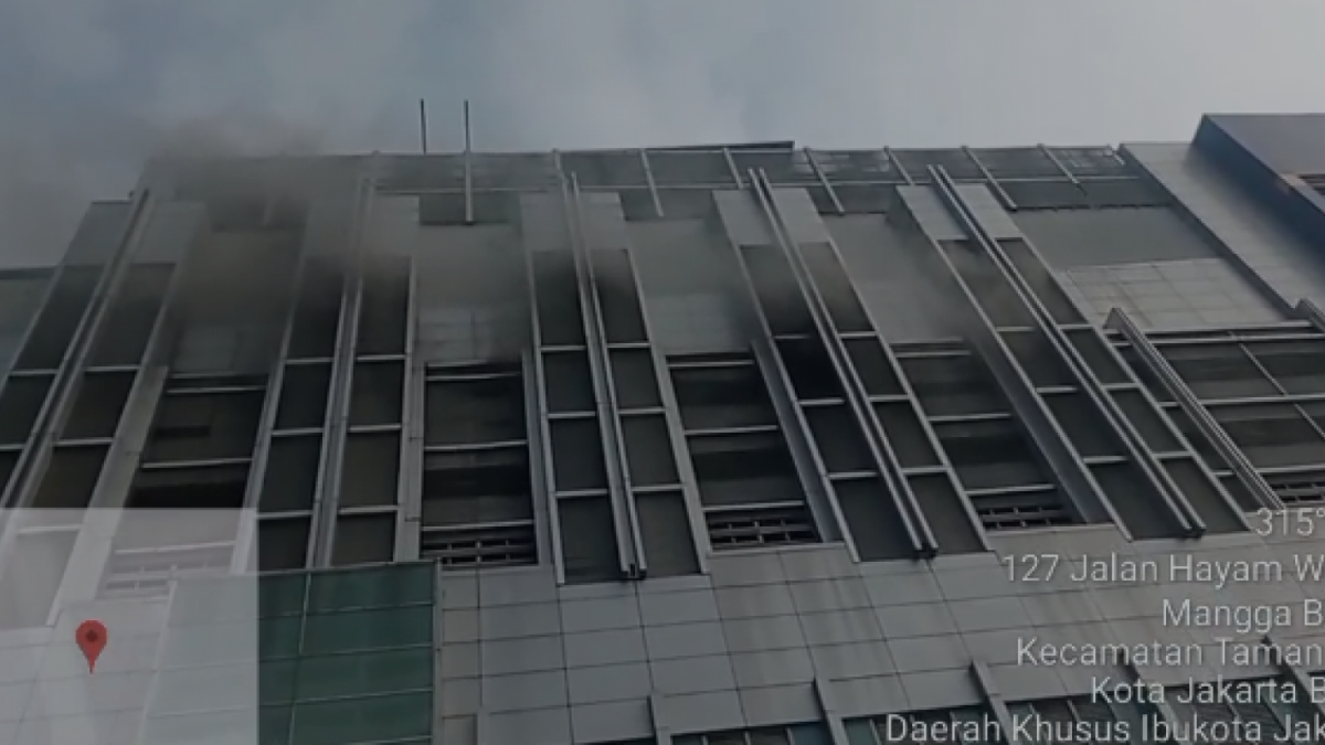 Penampakan gedung LTC Glodok di lantai lima yang mengalami kebakaran. (Tangkapan layar/ist)