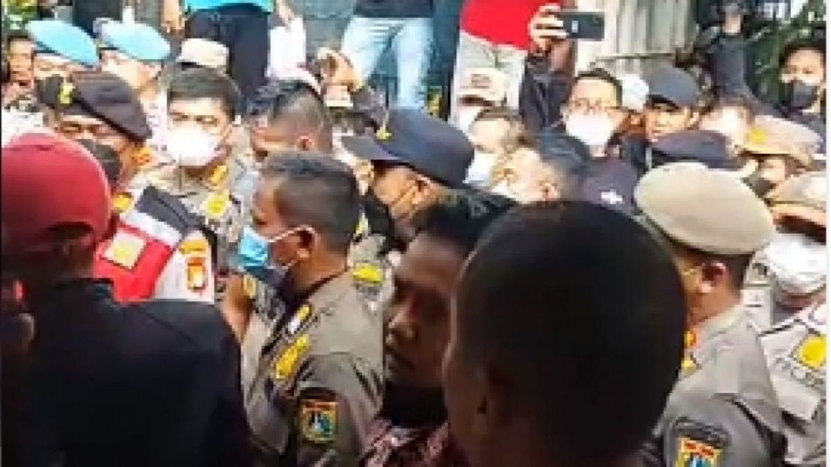 Video petugas Satpol PP saat mengusir paksa Wanda Hamidah dari rumahnya. (Tangkapan layar)