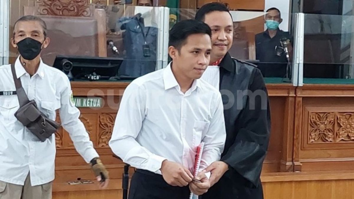 Berubah Pikiran, Berani Lawan Langsung Sambo di Sidang, Bharada E Disemangati Pendukungnya: Hidup Richard.(Suara.com/Yasir)