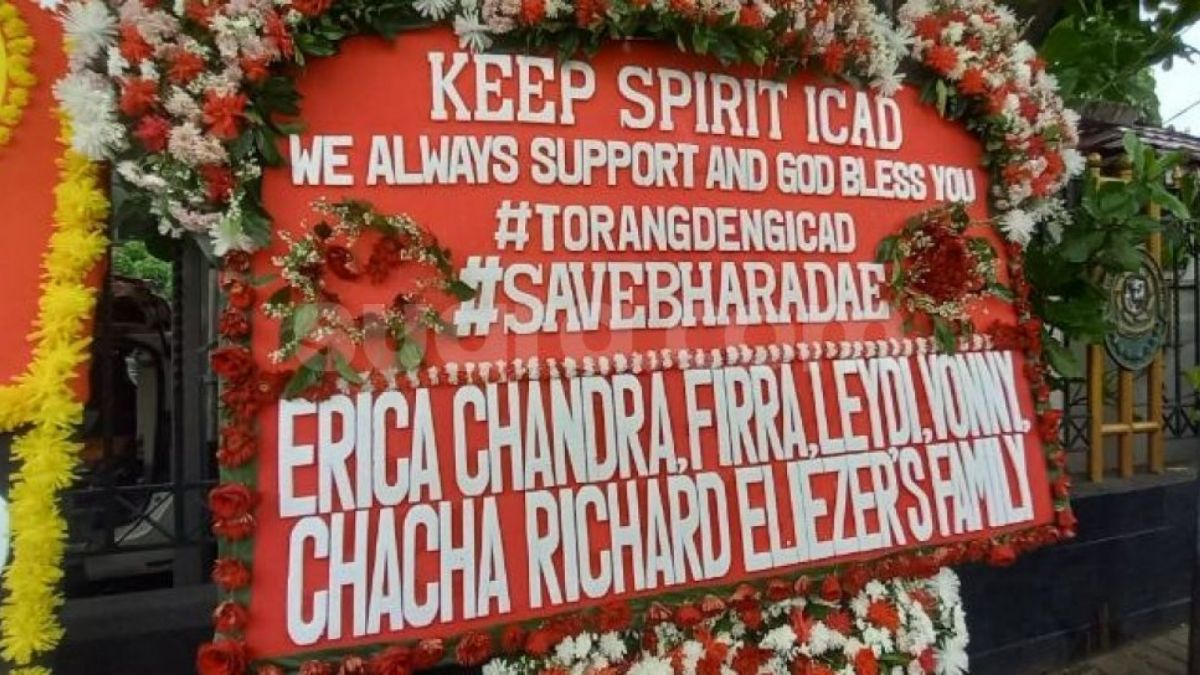 Penampakan karangan bunga dukungan untuk Bharada E saat menjalani sidang perdana kasus pembunuhan berencana terhadap Brigadir J di PN Jakarta Selatan. (Suara.com/Arga)