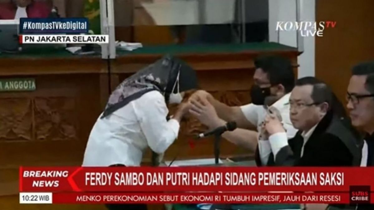 ART Susi salam dan cium tangan Ferdy Sambo di persidangan hari Selasa (8/11/2022). (YouTube/KOMPASTV)
