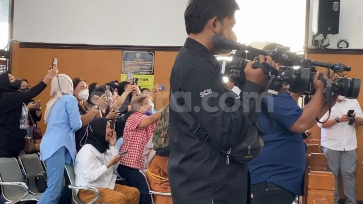 Penampakan fans Bharada E alias Richard Eliezer histeris saat idolanya masuk ruang sidang di Pengadilan Negeri Jakarta Selatan. (Suara.com/Arga)