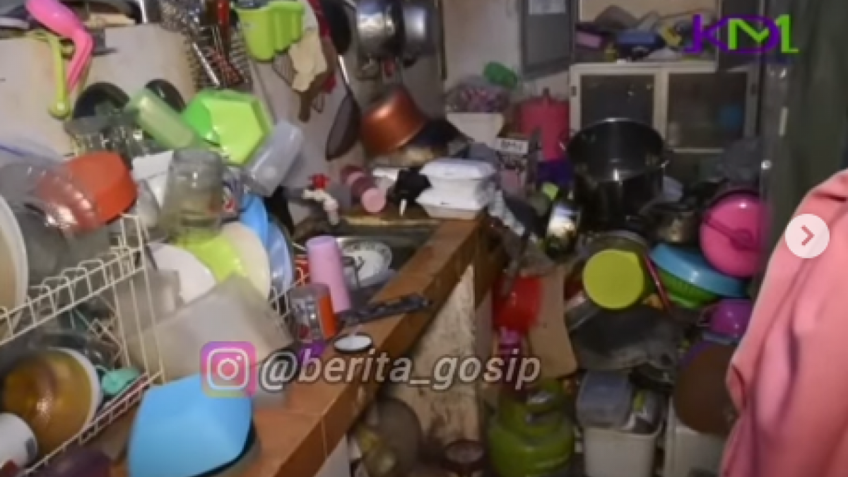 Kondisi dapur Yessy yang berantakan saat dikunjungi Dedi Mulyadi. (tangkapan layar/ist)