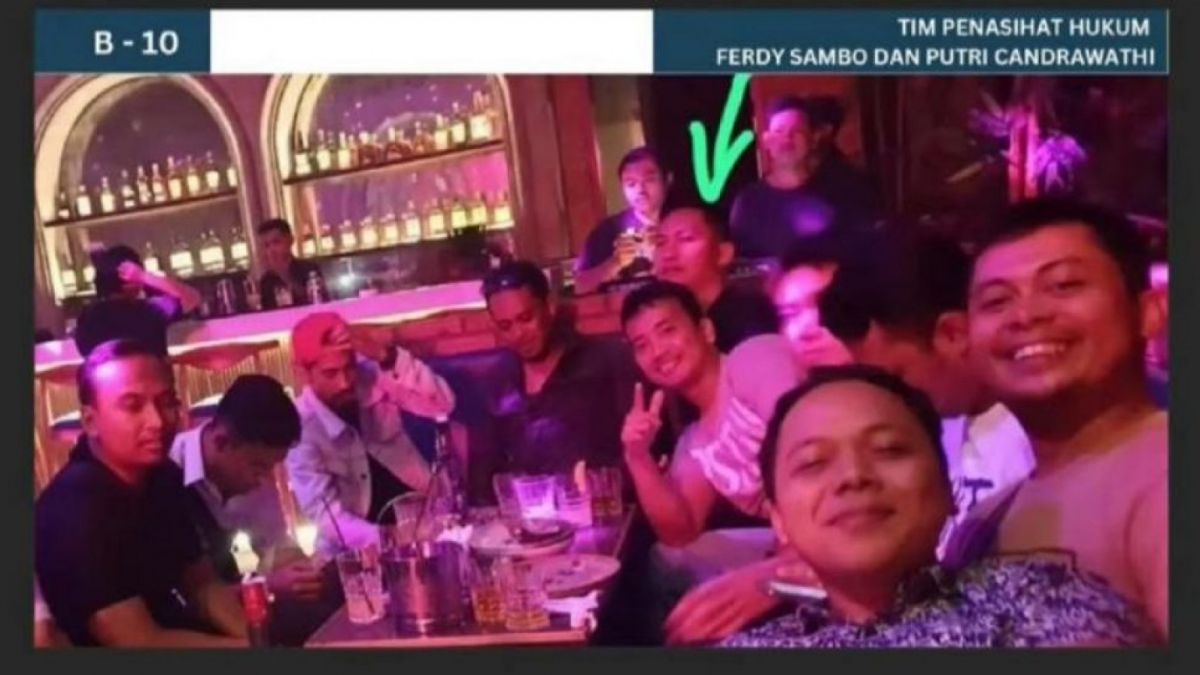 Pengacara Fredy Sambo tampilkan foto saat Brigadir J alias Yosua pesta di kelab malam. (tangkapan layar)