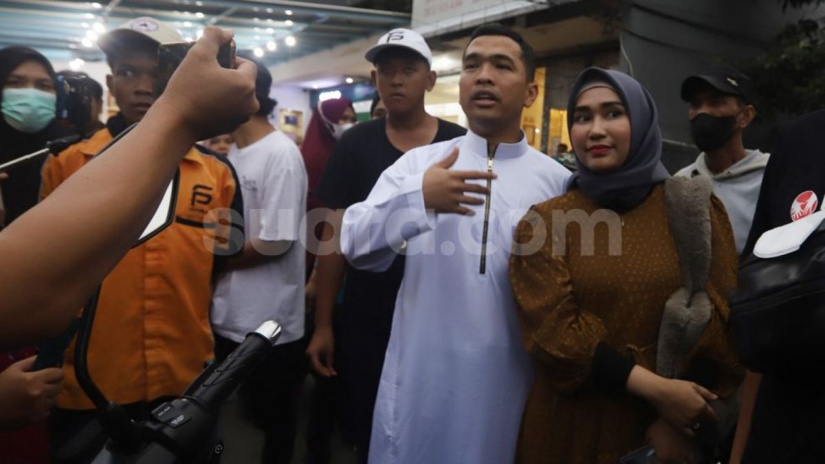 Ancam Anak Buahnya Pakai Pistol, Toko Ponsel Putra Siregar 'PS Store' Disatroni Perampok! [Suara.com/Oke Atmaja]