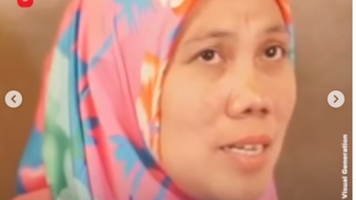 Rihanah Ana, ibu Norma Risma saat menceritakan kronologi saat dirinya dan Rozy digerebek warga di dalam kontrakan. (ist)