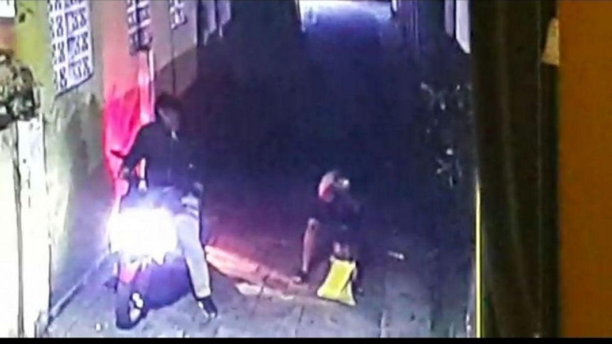 Aksi teror ular kobra di rumah mantan Gubernur Banten Wahidin Halim [Bidik layar]