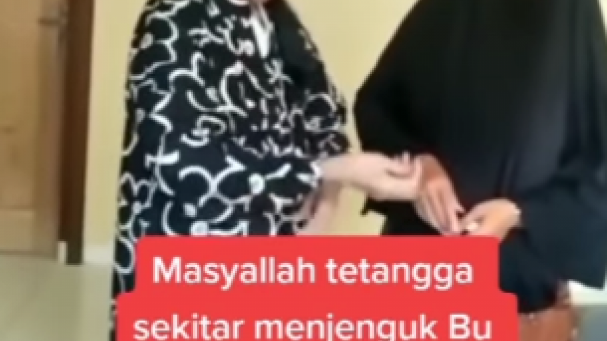 Viral ibunda Tiko, Eny Sukaesih saat dijenguk tetangga sekitar rumahya. (tangkapan layar/ist)