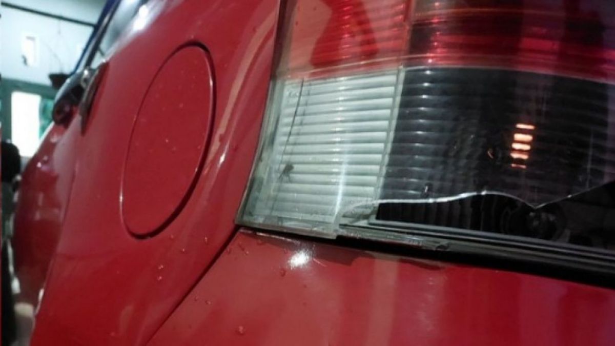 Mobil rusak diseruduk singa [Foto: Tangkapan layar Instagram]