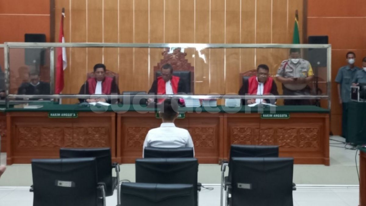 AKBP Dody Prawiranegara jalani sidang kasus narkoba. (Suara.com/Rakha)