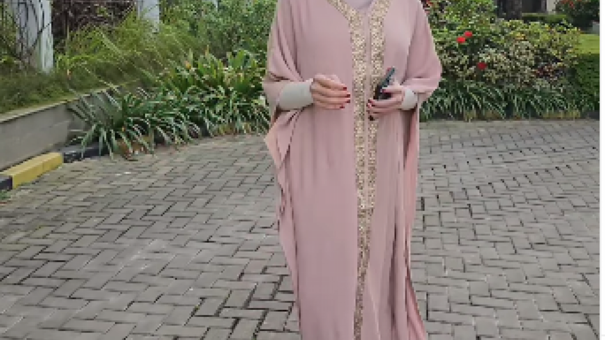 Lucinta Luna saat berhijab guna menyambut bulan Ramadhan. (tangkapan layar/ist)