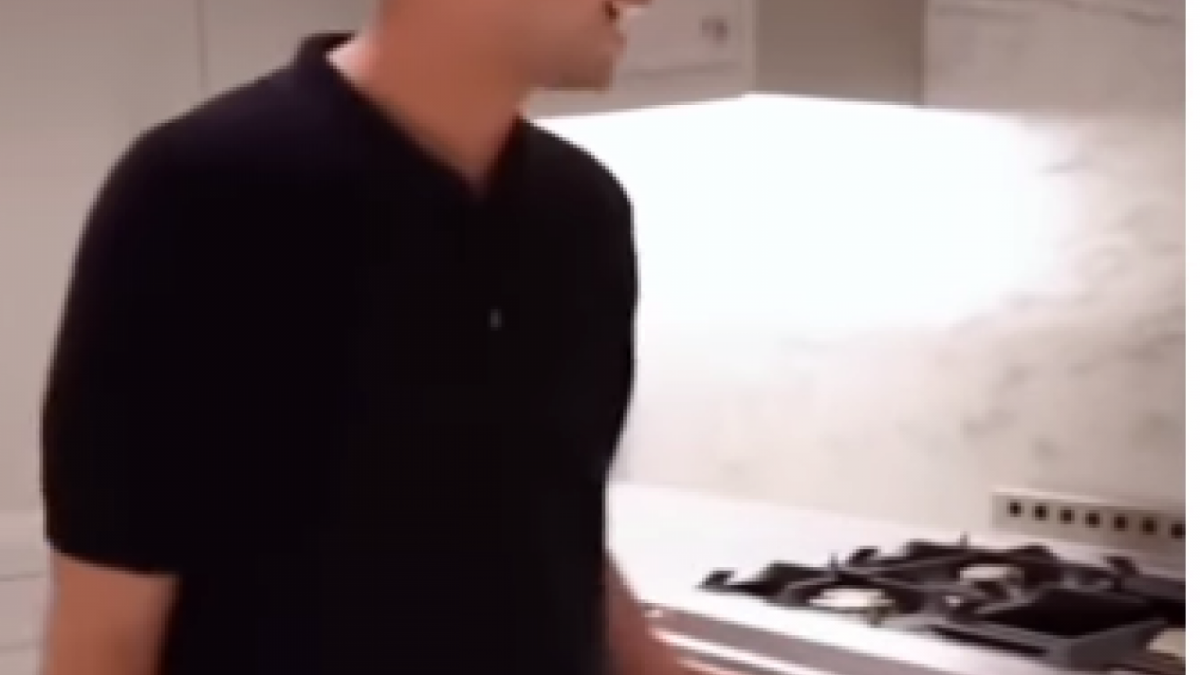 Raffi Ahmad syok melihat harga kompor mewah Rp 1 Miliar yang dibeli Nagita Slavina. (tangkapan layar./ist)