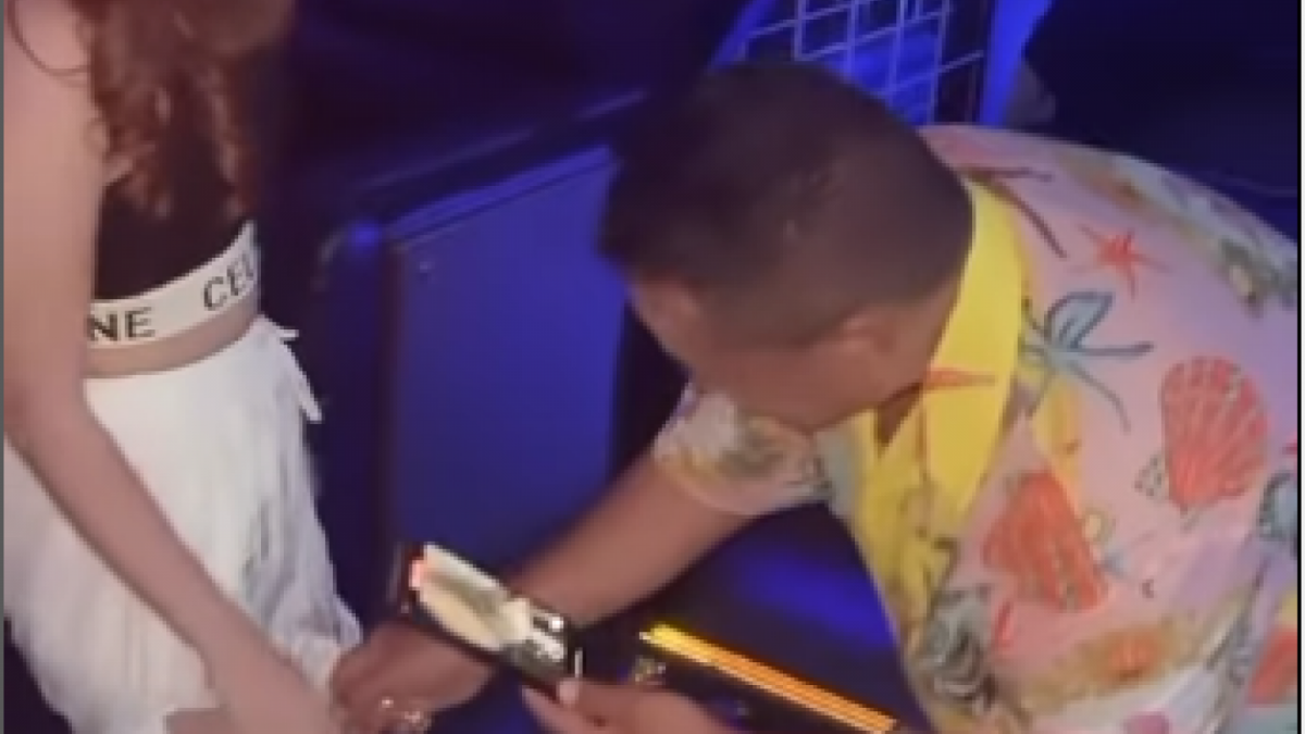 Video Hotman Paris tutup resleting celana wanita cantik di sebuah kelab malam. (tangkapan layar/ist)