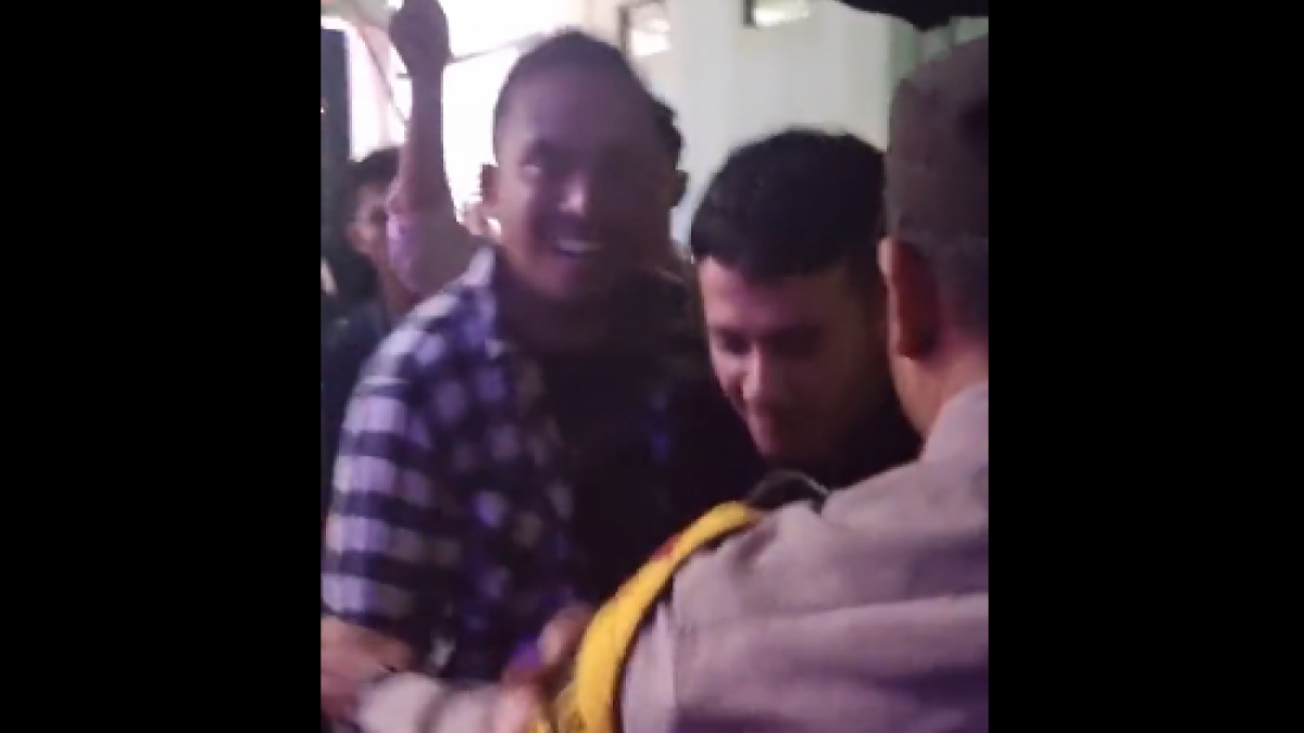 Video Komika Abdur Arsyad dibawa anggota polisi. (tangkapan layar/