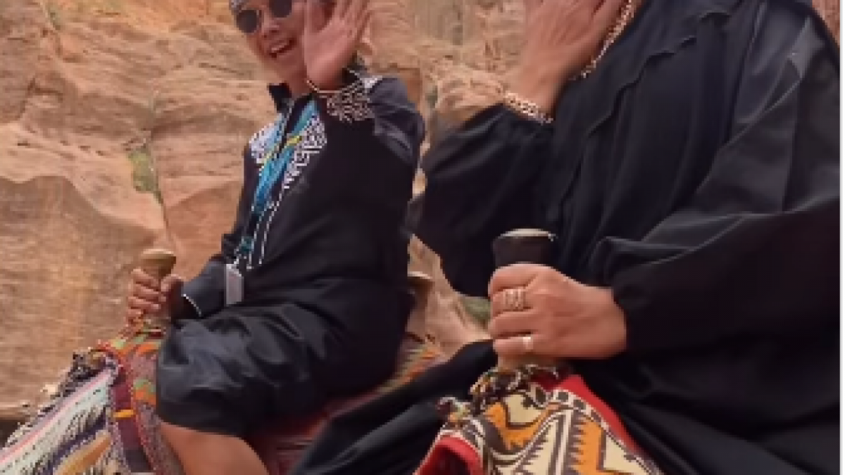 Momen liburan Umi Kalsum Ibunda Ayu Ting Ting di Yordania. Video itu menjadi sorotan netizen karena aurat Umi Kalsum terlihat saat naik unta. (tangkapan layar/instagram)